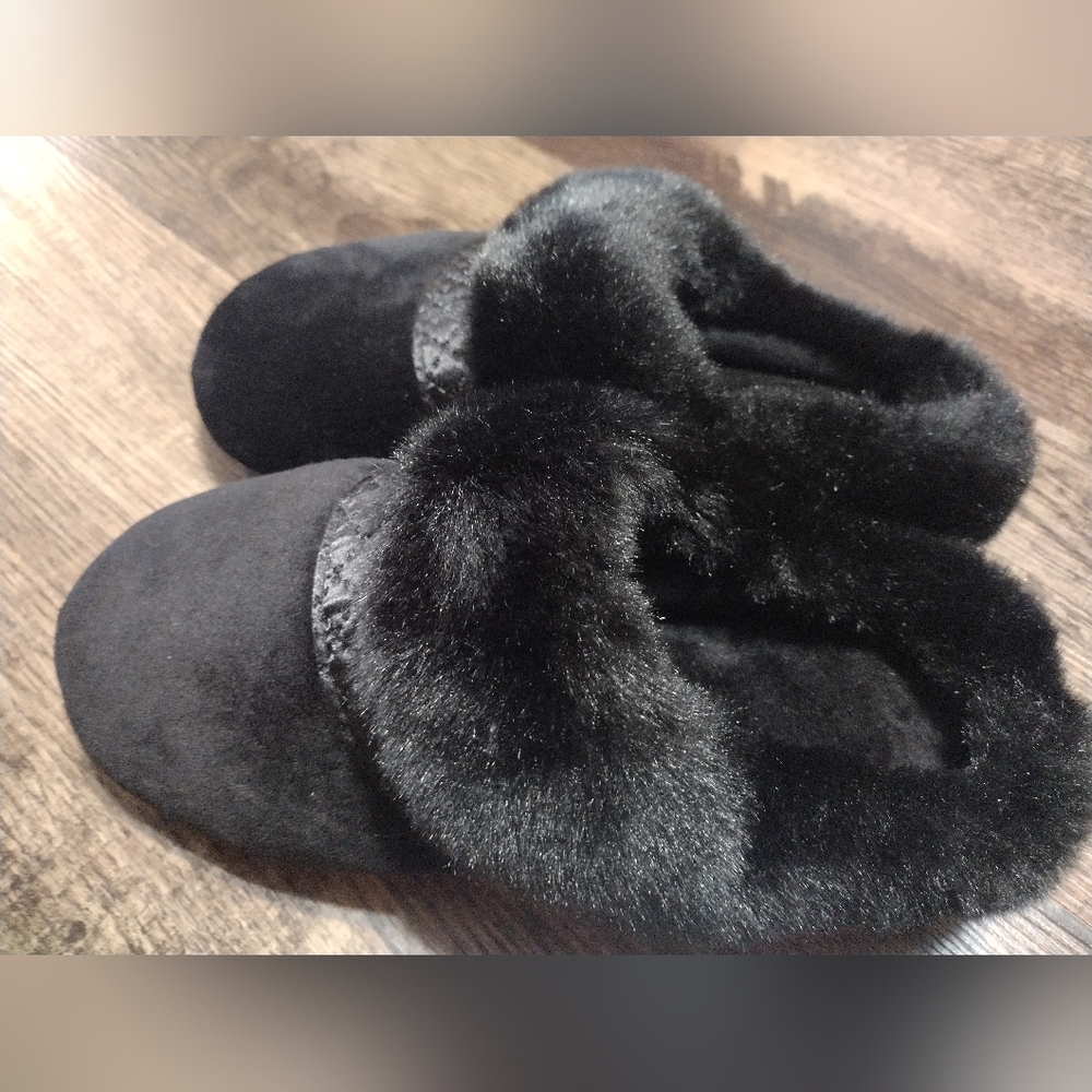NEW Isotoner Warm Fuzzy Slippers Size 6.5-7 Machine Washable NEW w/out Tags